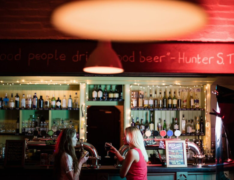 Les meilleurs endroits pour disposer une guirlande lumineuse dans un bar tendance