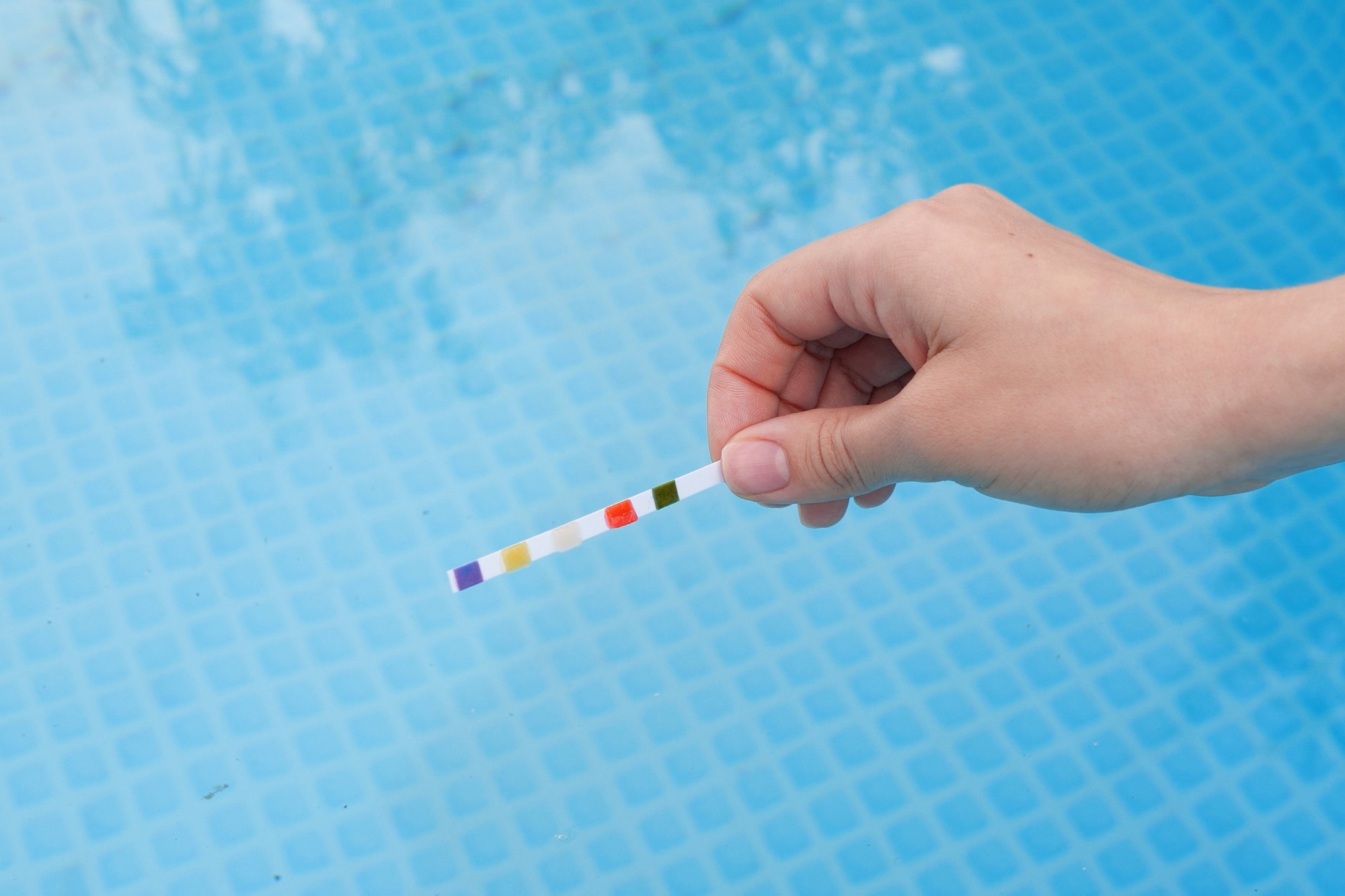 Analysis of the PH and chlorine of the water in a swimming pool in Summer. Check quality of water