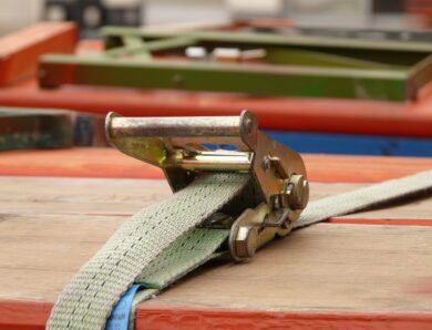 Maîtrisez l&rsquo;utilisation d&rsquo;une sangle à cliquet : tuto pour les débutants