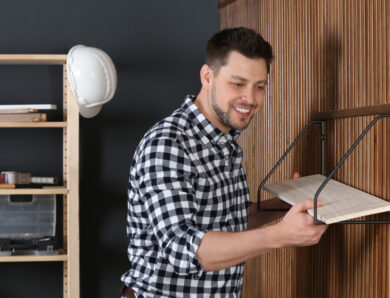 Comment fixer solidement une étagère au mur ?