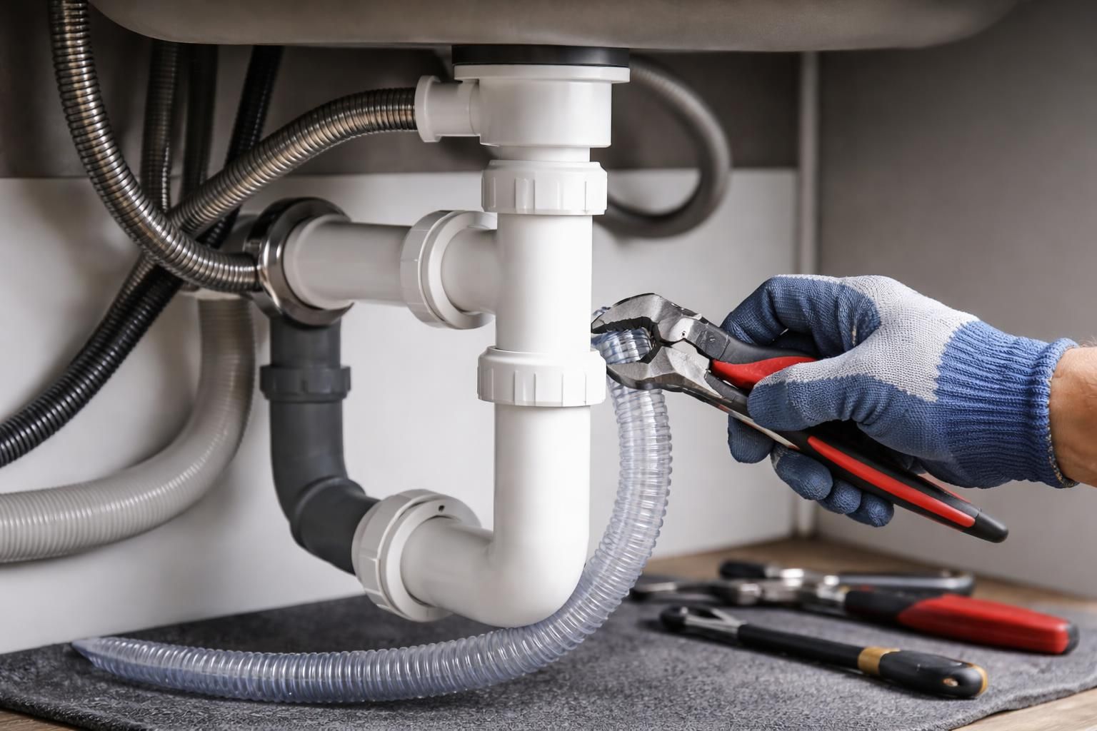 découvrez nos astuces et conseils pratiques pour raccorder correctement l'évacuation de votre lave-vaisselle sur le siphon de l'évier, et éviter les problèmes d'étanchéité et de mauvaise odeur.