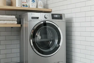 Lave-linge frontal moderne dans une buanderie épurée avec étagères en bois et carrelage blanc