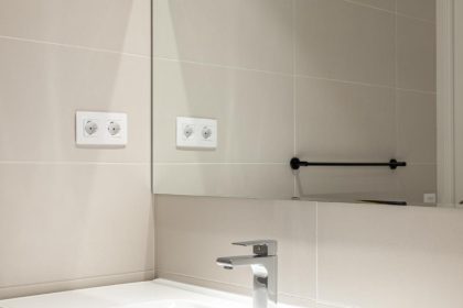 Miroir LED en panne : réparer soi-même ou appeler un professionnel ?